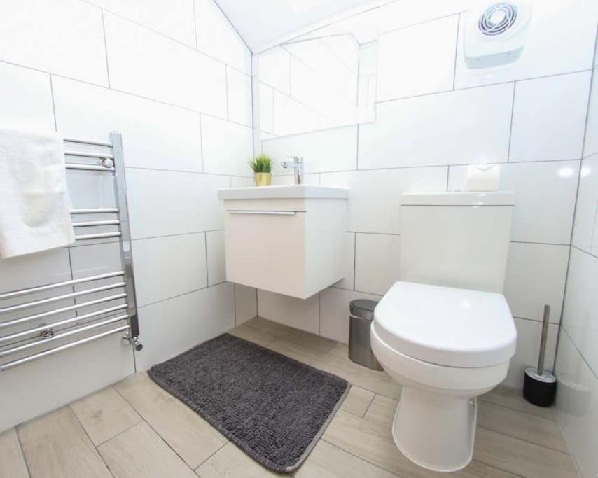 Luxe Living Guest House-Sleeps 6 -Family Friendly-Private Parking-Wifi-City-Beach Swansea Exterior photo