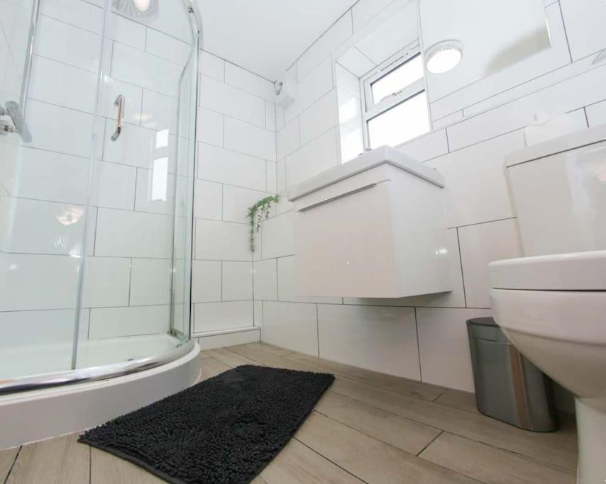 Luxe Living Guest House-Sleeps 6 -Family Friendly-Private Parking-Wifi-City-Beach Swansea Exterior photo