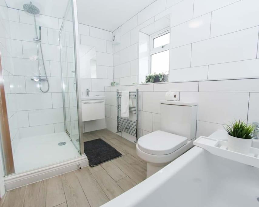 Luxe Living Guest House-Sleeps 6 -Family Friendly-Private Parking-Wifi-City-Beach Swansea Exterior photo